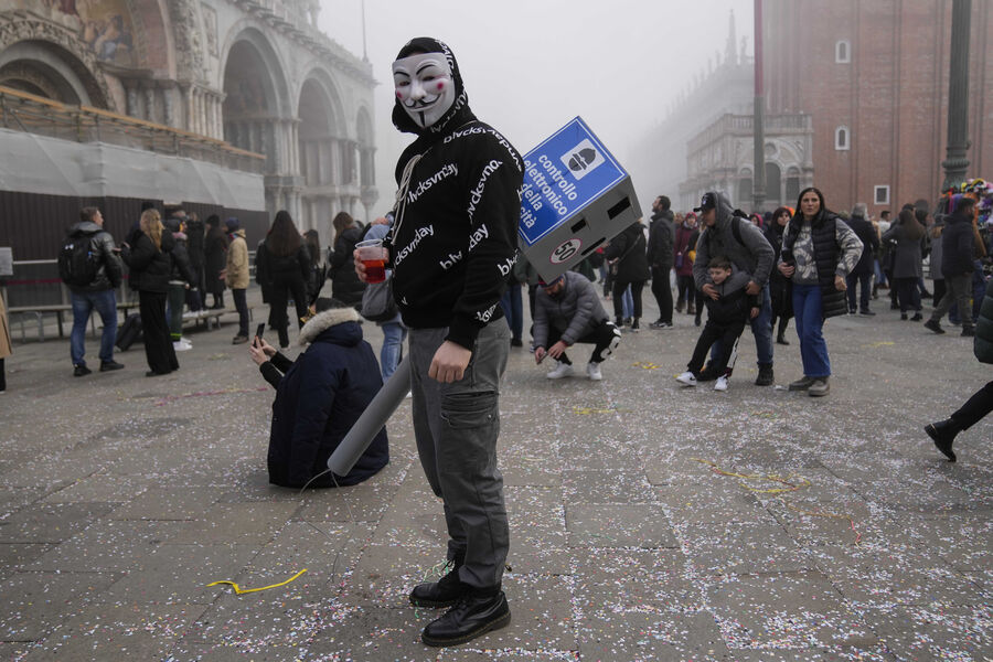 Участник Венецианского карнавала на&nbsp;улицах города, 27&nbsp;января 2024&nbsp;года