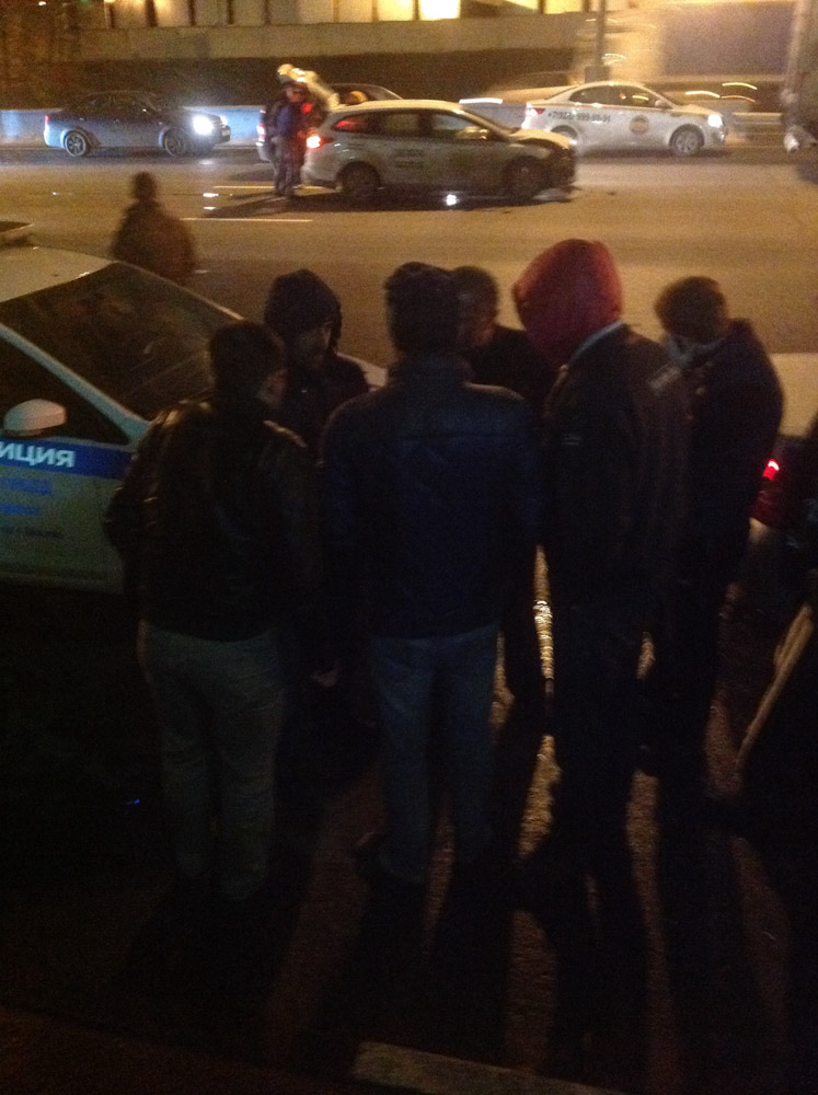 Трое из этих мужчин — водители автобуса. Именно они сказали Олегу Мельникову, что ему следует говорить сотрудникам ДПС, если его будут о чем-то спрашивать.