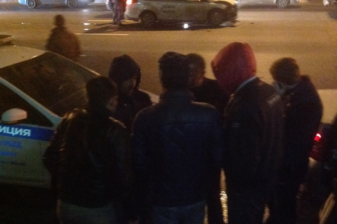 Трое из этих мужчин — водители автобуса. Именно они сказали Олегу Мельникову, что ему следует говорить сотрудникам ДПС, если его будут о чем-то спрашивать.