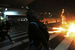 Участники протеста поджигают автобус во время беспорядков в бразильском городе Сан-Паулу