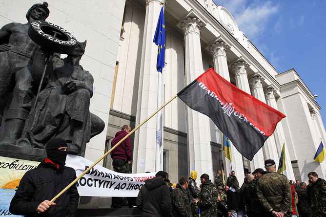 Активисты «Правого сектора» у здания Верховной рады Украины