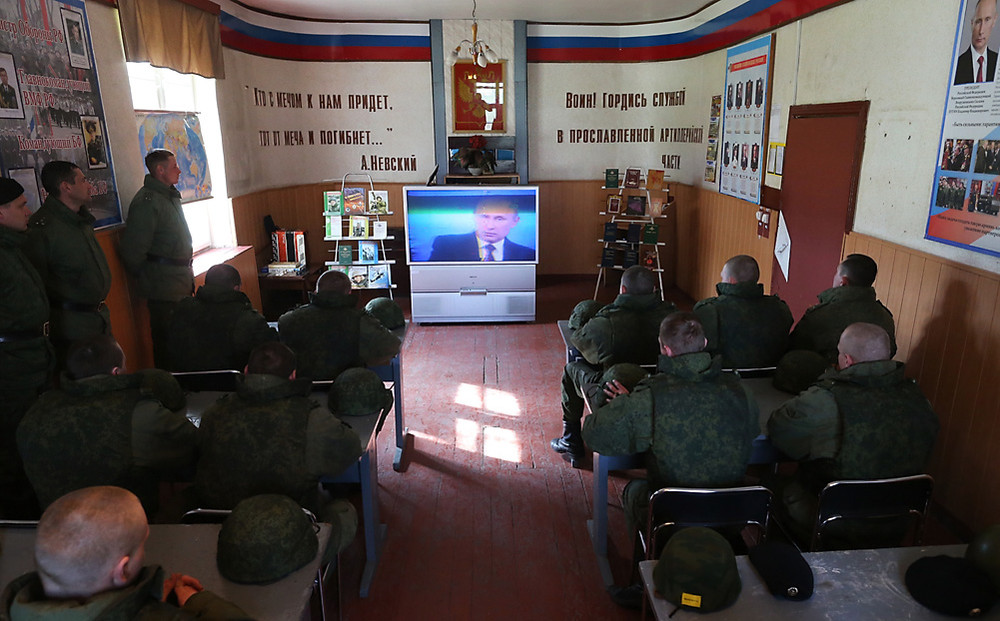Военнослужащие 244-й артиллерийской бригады береговых войск Балтийского флота смотрят трансляцию ежегодной программы «Прямая линия с Владимиром Путиным»