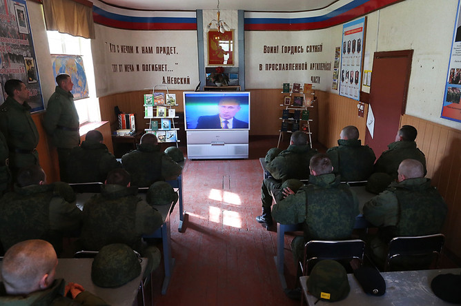 Военнослужащие 244-й артиллерийской бригады береговых войск Балтийского флота смотрят трансляцию ежегодной программы «Прямая линия с Владимиром Путиным»