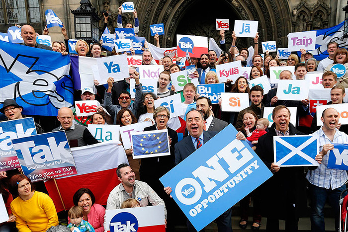 Глава правительства Шотландии Алекс Салмонд в окружении сторонников компании «Да» в Эдинбурге