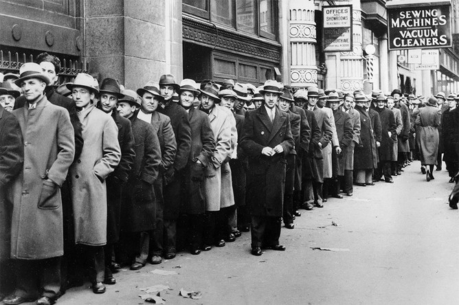 Закон Гласса – Стиголла был фактически отменен только в 1999 году после принятия закона Грэмма — Лича — Блайли, разрешившему банковским холдингам преобразовываться в финансовые холдинговые компании (financial holding company, FHC), которые могли иметь в собственности коммерческие и инвестиционные банки, а также страховые компании
