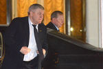 Посол Украины в Белоруссии Михаил Ежель (на первом плане) и бывший президент Украины Леонид Кучма (на втором плане справа) перед началом заседания контактной группы по урегулированию конфликта на востоке Украины