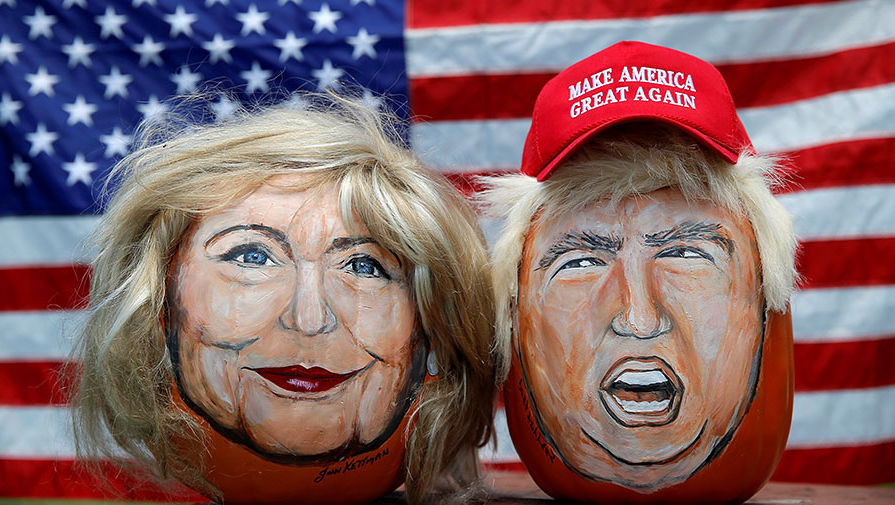 Портреты кандидатов в президенты США Хиллари Клинтон и Дональда Трампа, созданные художником Джоном Кеттменом на тыквах