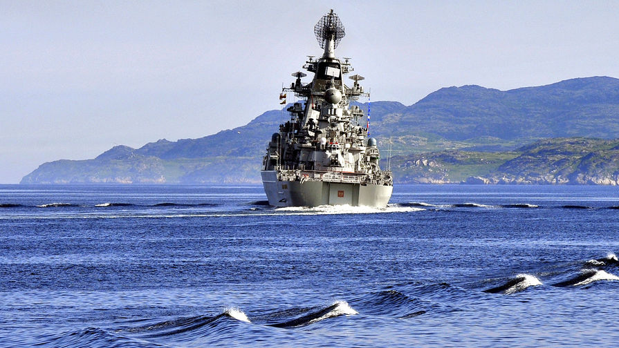 Атомный крейсер «Петр Великий» в Североморске перед отправлением в Санкт-Петербург, 15 июля 2017 года