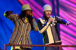 Покинув 'N Sync, Тимберлейк стал сотрудничать с другими музыкантами. В 2003 году Ферги, участница The Black Eyed Peas и по совместительству бывшая девушка Джастина, пригласила его исполнить куплет в будущем хите группы «Where Is The Love». На фото Тимберлейк во время выступления с Black Eyed Peas на церемонии вручения «Грэмми», 2004 год