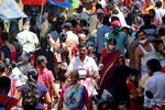 Люди на рынке в Мумбаи, 23 апреля 2021 года