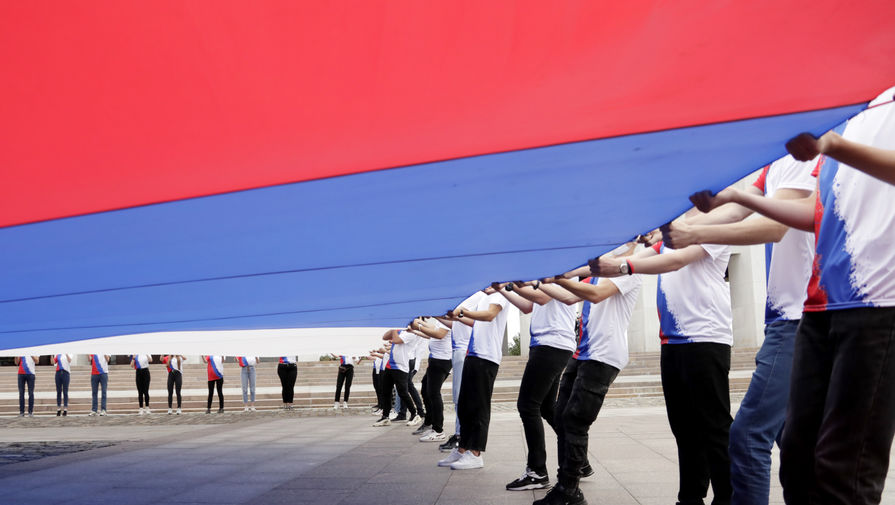 Флешмобы в честь Дня флага России прошли от Калининграда до Камчатки