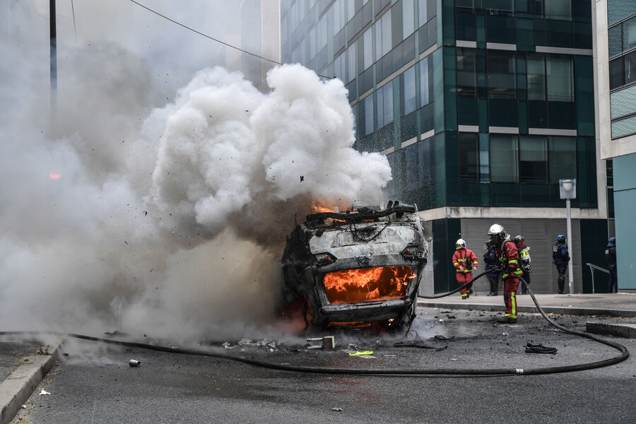 Пожарные тушат автомобиль, подожженный во время ночных столкновений между&nbsp;протестующими и полицией в&nbsp;Париже, 29&nbsp;июня 2023&nbsp;года