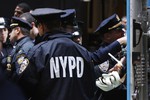 После массового задержания на Бруклинском мосту полиция Нью-Йорка относится к протестующим с повышенным вниманием. Однако мэр Нью-Йорка официально заявил, что массовых арестов больше не будет.