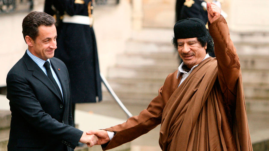 После начала иностранной интервенции сын Каддафи Сейф аль-Ислам объявил, что его страна финансировала предвыборную кампанию президента Франции Николя Саркози в&nbsp;2007 году. Его Каддафи в&nbsp;последние годы называл «другом», после того, как Париж стал одним из&nbsp;главных застрельщиков военной операции против Каддафи, в&nbsp;Триполи французского президента стали называть «клоуном»