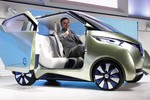 Генеральный директор компаний Renault и Nissan Ларлос Гон пресдавил новый концепткар Nissan PIVO3