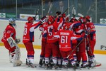 Хоккеисты «Локомотива» радуются победе