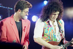 Джордж Майкл и гитарист группы Queen Брайан Мэй на концерте памяти Фредди Меркьюри в Лондоне, 1992 год 