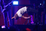 Группа Coldplay выступает на фестивале iHeartRadio в Лас-Вегасе, США, 2014 год