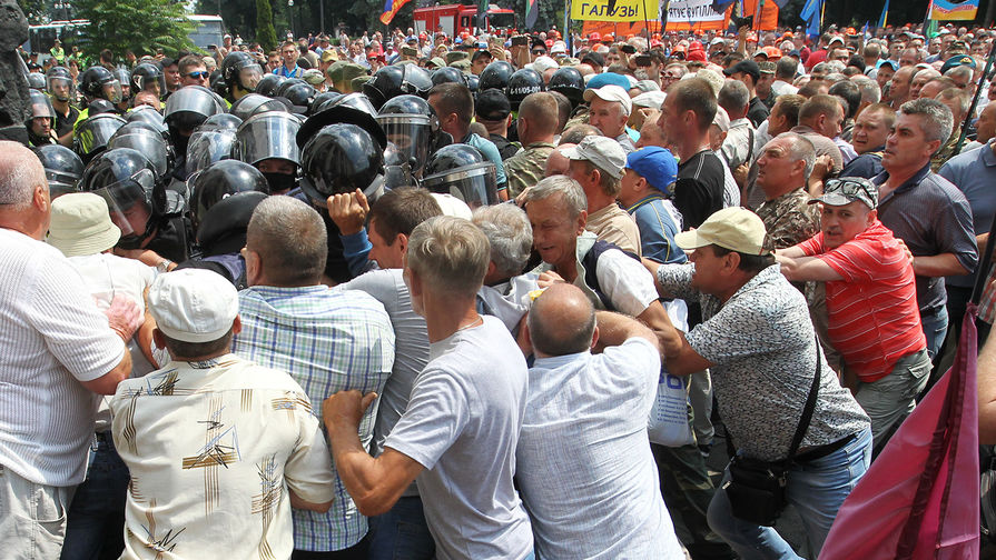Столкновения митингующих с&nbsp;полицией у&nbsp;здания Рады Украины в&nbsp;Киеве, 19 июня 2018 года