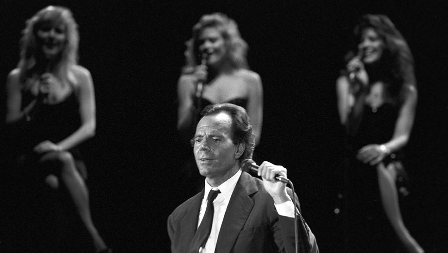 Испанский певец Хулио Иглесиас во время выступления в&nbsp;Москве, 1989 год