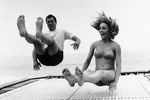 Коллеги по фильму «Не гони волну» Тони Кертис и Шэрон Тейт на пляже в Малибу, 1966 год