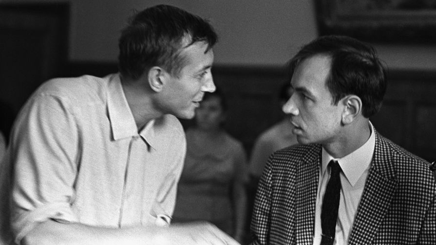 Одни из&nbsp;самых известных поэтов-шестидесятников Евгений Евтушенко (слева) и Андрей Вознесенский, 1964 год