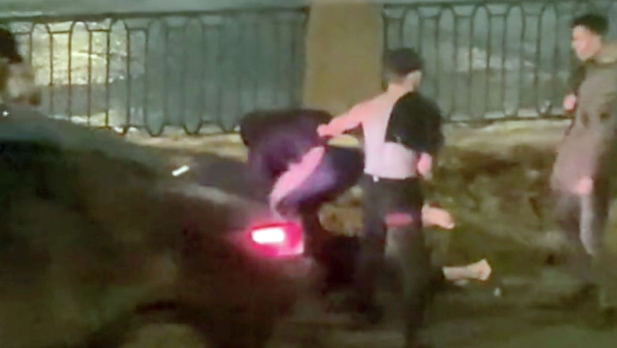 Опубликовано видео очень странной драки в центре Петербурга