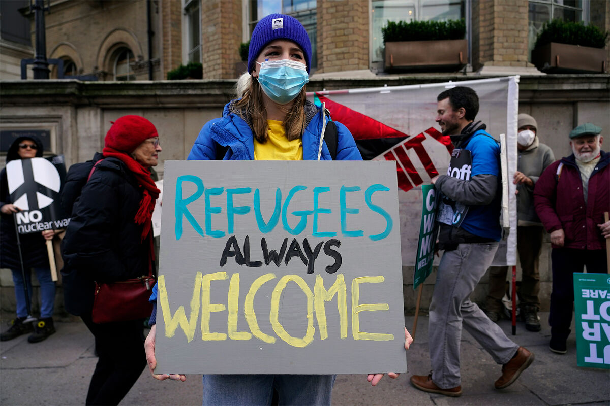 Девушка с плакатом «Беженцам всегда рады» во время марша в поддержку Украины в Лондоне, 2022 год