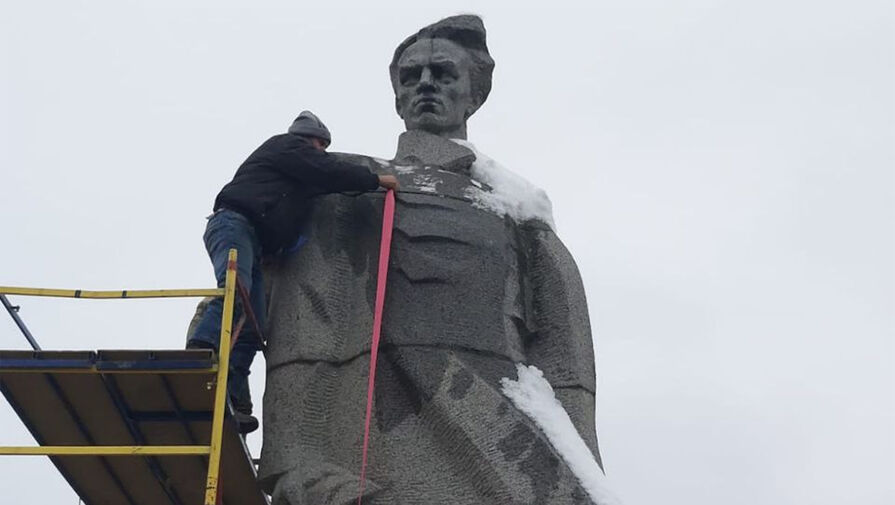 Украинские СМИ сообщают о демонтаже памятника советскому писателю Островскому в Харькове