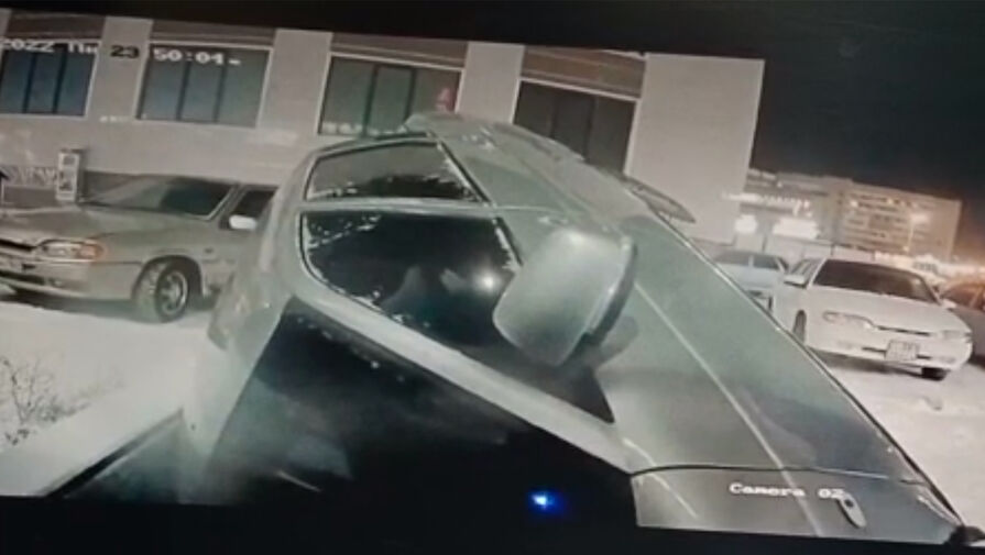 В Казахстане автомобиль самопроизвольно завелся и съехал по лестнице в магазин