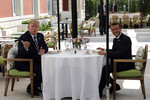 Бывший президент США Дональд Трамп и президент Франции Эммануэль Макрон во время встречи в Биаррице, 2019 год 