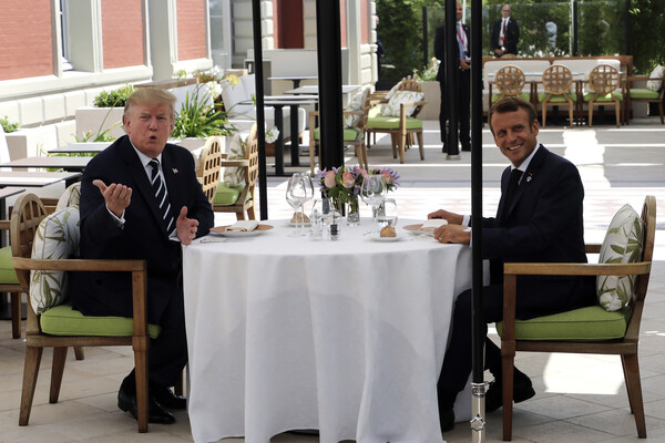 Бывший президент США Дональд Трамп и президент Франции Эммануэль Макрон во время встречи в&nbsp;Биаррице, 2019&nbsp;год 