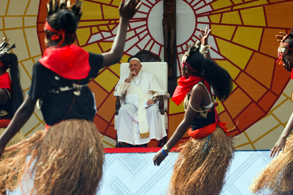 Папа Римский Франциск наблюдает за&nbsp;выступлением традиционных танцоров во время визита в&nbsp;Демократическую Республику Конго, 2&nbsp;февраля 2023&nbsp;года