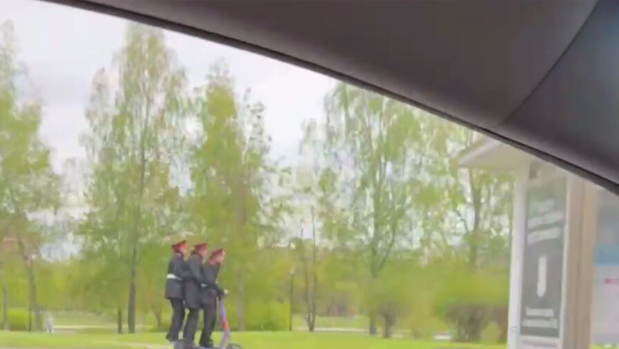В Москве на видео попал наряд из трех кадетов, которые в обнимку едут на одном самокате