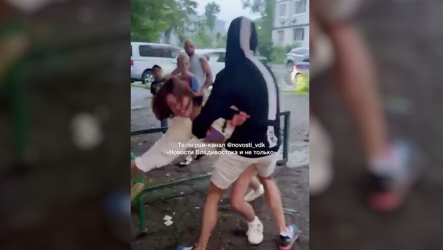 Неадекватная россиянка избила подростков и женщину на детской площадке во Владивостоке