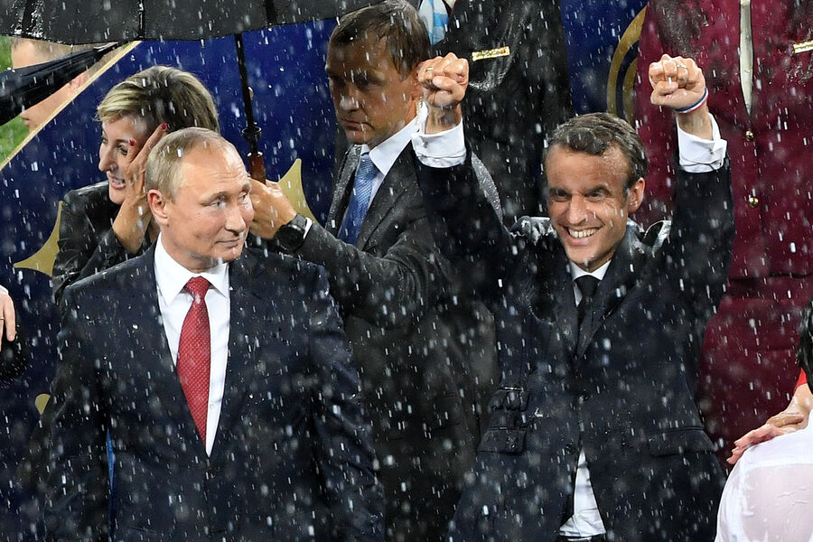 Президент Франции Эммануэль Макрон (справа) празднует победу своей сборной во время церемонии награждения после финального матча чемпионата мира по&nbsp;футболу &mdash; 2018&nbsp;между&nbsp;сборными командами Франции и Хорватии на&nbsp;стадионе &laquo;Лужники&raquo;, слева &mdash; президент РФ Владимир Путин, Москва, 15&nbsp;июля 2018&nbsp;года