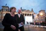 Канцлер Германии Ангела Меркель и президент бундестага Норберт Ламмерт на праздновании 25-летия падения Берлинской стены, 3 октября 2015 года