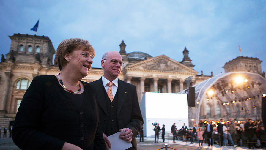 Канцлер Германии Ангела Меркель и президент бундестага Норберт Ламмерт на&nbsp;праздновании 25-летия падения Берлинской стены, 3&nbsp;октября 2015&nbsp;года