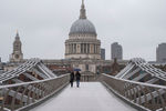 Вид на мост Миллениум в Лондоне, 21 декабря 2020 года
