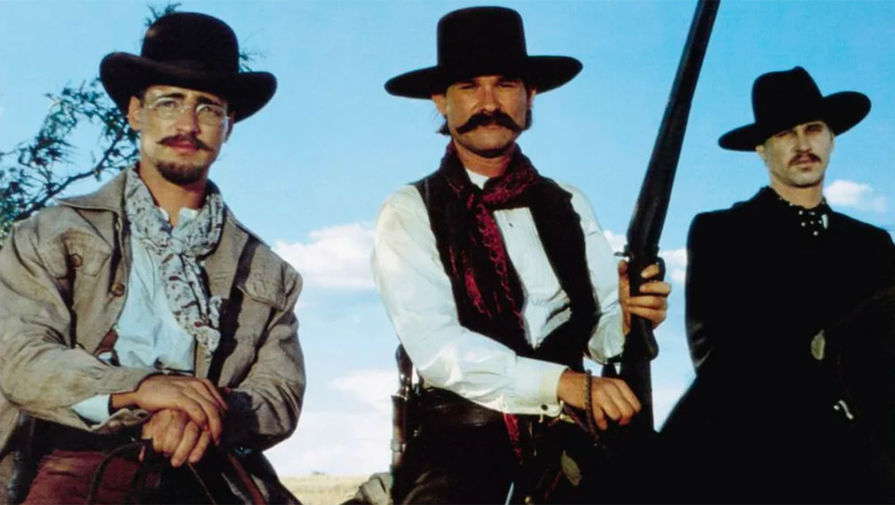 <b>Кадр из фильма «Тумстоун: Легенда дикого запада» (1993)</b> <br>
В 1993 году Курт Рассел и Вэл Килмер сыграли в фильме «Тумстоун: Легенда дикого запада», в основу которого легла история о перестрелке трех братьев-республиканцев, двое из которых воевали в гражданской войне на стороне Севера, и местных бандитов под руководством шерифа.