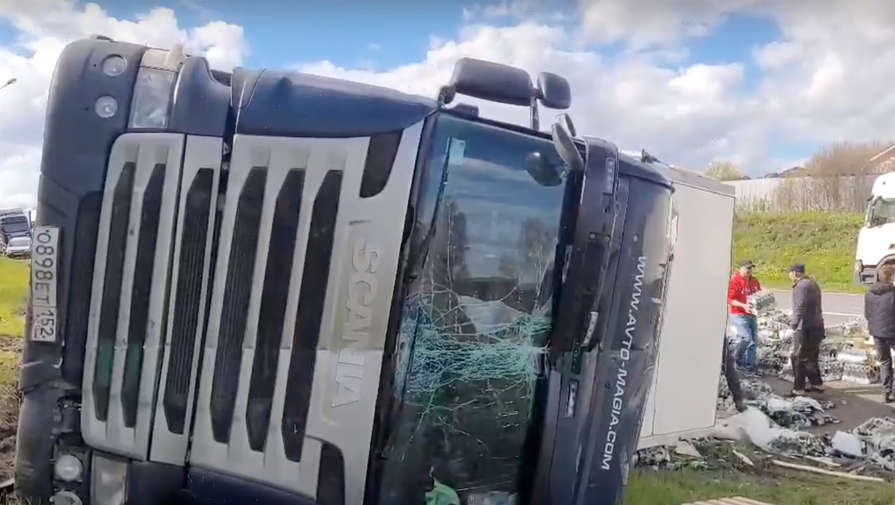 Под Нижним Новгородом в пятницу перевернулась фура с пивом и усеяла бутылками обочину