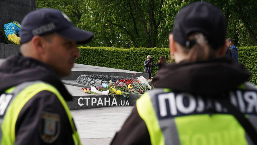 В Киеве полицейские не дали пенсионерке возложить цветы к Вечному огню
