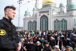 Верующие в день праздника жертвоприношения Курбан-байрам у Московской Соборной мечети, 28 июня 2023 года