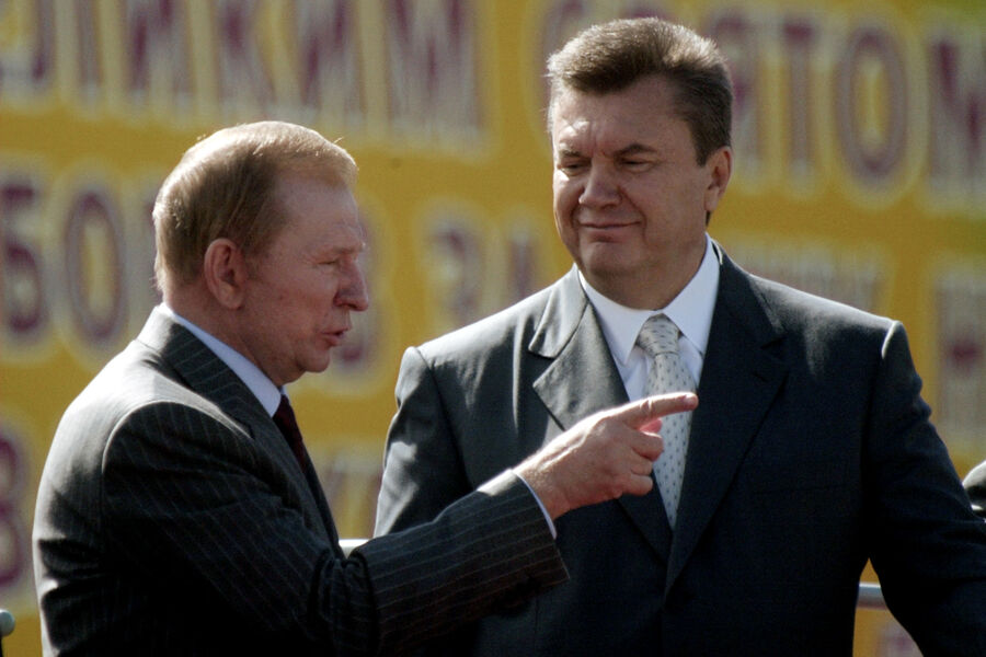 Президент Украины Леонид Кучма (слева) во время разговора с&nbsp;премьер-министром Виктором Януковичем в&nbsp;Киеве, 24&nbsp;августа 2004&nbsp;года