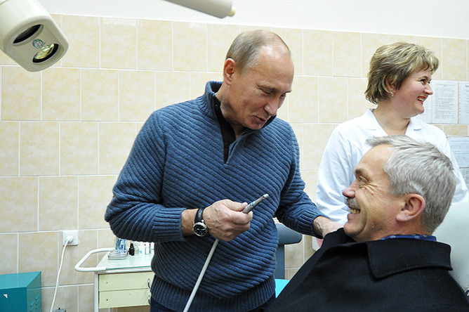 Владимир Путин и губернатор Белгородской области Евгений Савченко в стоматологическом кабинете во время посещения Голочвинской участковой больницы в Белгороде, 2011 год