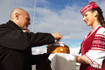 Главу «Росатома» Сергея Кириенко встречают хлебом-солью на месте строительства АЭС в белорусском Островце, 2013 год