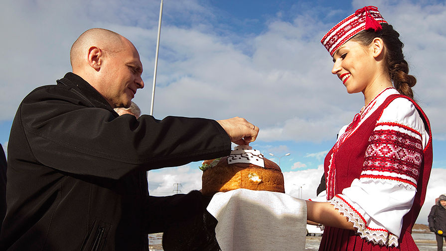 Главу «Росатома» Сергея Кириенко встречают хлебом-солью на месте строительства АЭС в белорусском Островце, 2013 год