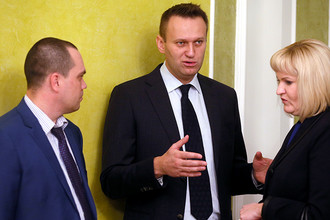 Алексей Навальный перед заседанием в Верховном суде РФ, 16 ноября 2016 года. Слева — адвокат А. Навального Вадим Кобзев, справа — адвокат А. Навального Ольга Михайлова