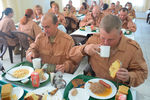Военнослужащие завтракают в столовой военной авиабазы Хмеймим
