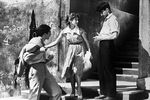 Гоча Абашидзе (Бажа), Софико Чиаурели (Цицина) и Георгий Шенгелая (Дато) (слева направо) в кадре из художественного фильма «Наш двор». Режиссер Резо Чхеидзе. 1956 год